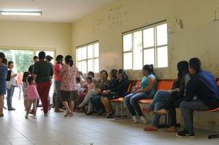 No Tiradentes, vacinas se esgotaram antes das 8h e pacientes ficaram indignados (Foto: Alcides Neto)