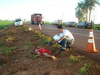 Ciclista morreu atropelado por F-1000 e depois por Gol que seguiam pela BR-163.(Osvaldo Duarte/Dourados News)