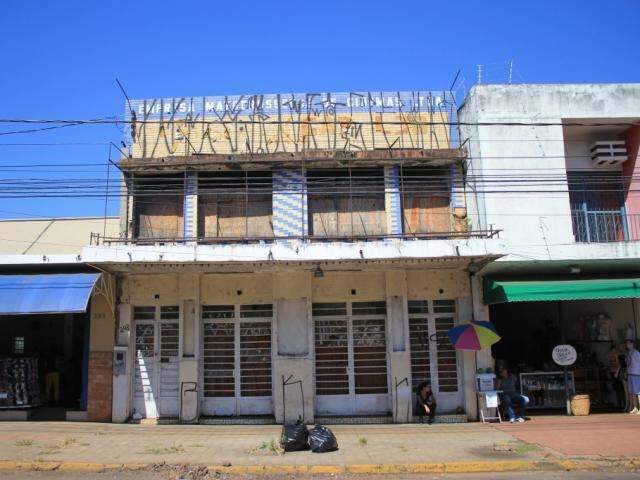 Pr&eacute;dios abandonados s&atilde;o inc&oacute;gnita e sinal de medo para vizinhos