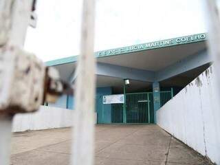 Escola Estadual Lúcia Martins Coelho pelo portão de entrada. (Foto: Marcos Ermínio/Arquivo).