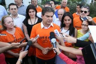 Simone foi com Nelsinho registrar a candidatura à vaga de senador (Foto: Marcos Ermínio)
