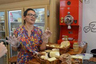 Joelma é sócia-proprietária e apaixonada por queijos. (Foto: Thailla Torres)