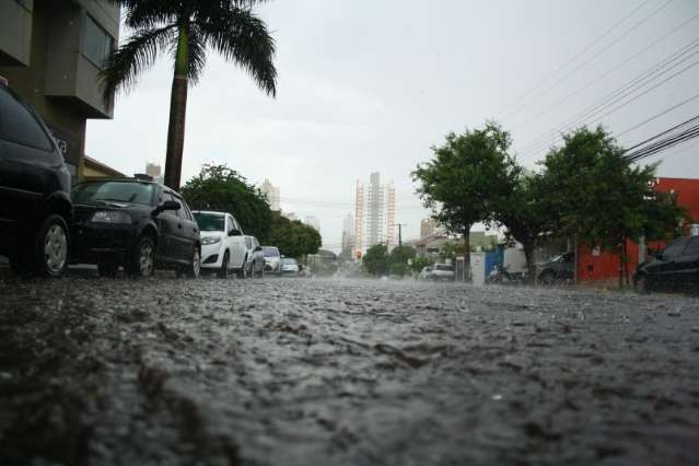 Chuva chega intensa, com trovoadas e deve durar at&eacute; o fim da semana