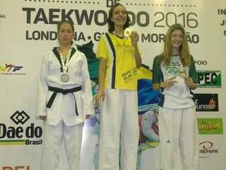 Giovanna Aquino (centro) com medalha de ouro conquistada no nacional (Foto: Reprodução)