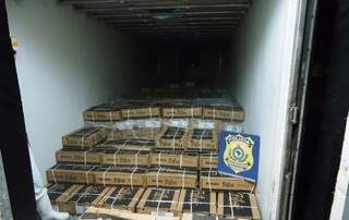 A droga estava escondida junto com o carregamento de carne (Fotos: PRF)