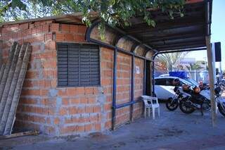 Ao lado do posto de saúde do Tiradentes, abrigo construído com &#039;vaquinha&#039; de mototaxistas está em processo de conclusão (Fotos: Marina Pacheco)