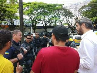 Professor e estudantes conversam com guardas e policiais militares fora do prédio da reitoria (Foto: Direto das Ruas)