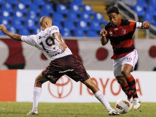 Mesmo criticado, Ronaldinho jogou bem, mas não impediu eliminação rubro-negra (Foto: AFP)