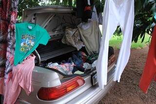 Carro é usado como provador e é nele que ela leva e busca as roupas diariamente de casa