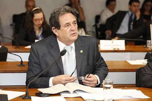 Moka critica baixa qualidade no servi&ccedil;o de telefonia celular do pa&iacute;s