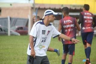 Robert orientando seu time, o Clube União/ABC, no treino deste sábado (Foto: Marcos Ermínio)
