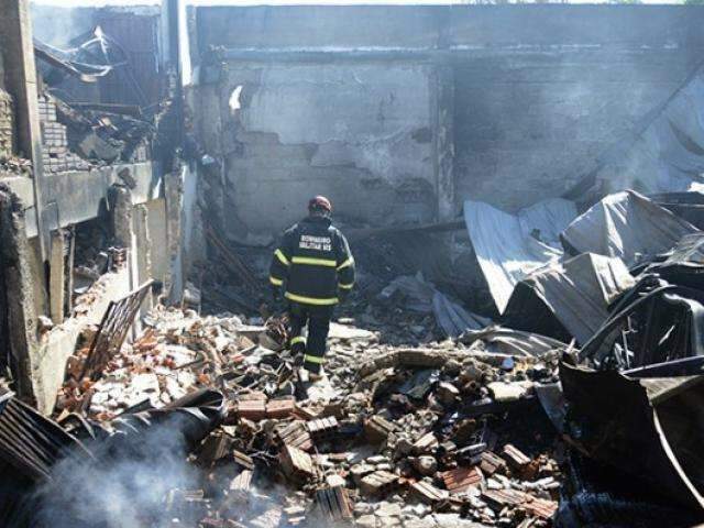 Com risco de desabamento, per&iacute;cia em loja destru&iacute;da pelo fogo &eacute; adiada