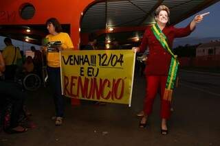 Integrante fantasiada de Dilma convida para festa de despedida. (Foto: Fernando Antunes)