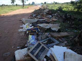 Parte do lixo despejado clandestinamente na região da comunidade Cidade de Deus (Foto: Paulo Francis)