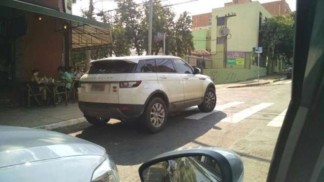 Ve&iacute;culo fica meia hora parado sobre a faixa na esquina de bar