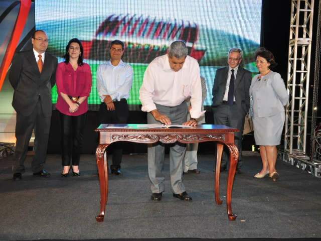  Lan&ccedil;amento de obras do Aqu&aacute;rio do Pantanal re&uacute;ne 2 mil pessoas nos altos da Afonso Pena