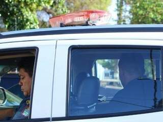 Soldado da PM no banco de trás de viatura. Ele prestou depoimento na Depac (Delegacia de Pronto Atendimento Comunitário) da Vila Piratinga nesta manhã  (Foto: André Bittar) 