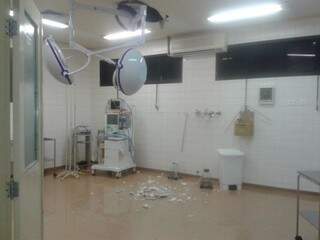 Teto caído no centro cirúrgico do Hospital Universitário. (Foto: Aliny Mary Dias)