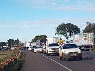 Só carros de passeio têm tráfego livre em ponto de bloqueio em Mato Grosso do Sul. (Foto: Miriam Machado)