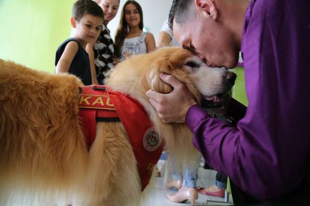 Kau&ecirc; comemora aposentadoria depois de cinco anos como &quot;c&atilde;o her&oacute;i&quot; dos Bombeiros