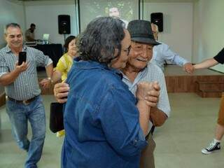 Faustino Gonçalves todo sorridente dançando na festa (Foto: Reginaldo Almeida)