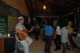 O músico Gustavo Vargas tocou para os convidados