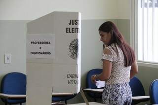 Aluna vota na escola Joaquim Murtinho, na manhã desta quarta-feira. (Foto:Marcos Ermínio)