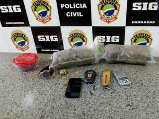 Drogas, celular da vítima e balanças foram encontradas na casa de rapaz (Foto: Divulgação)