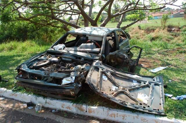 Jovem dorme ao volante e carro capota na Ernesto Geisel 