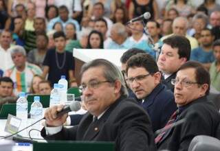 Vereadores de Naviraí durante sessão da Câmara; campanha no Facebook chama população para manifestação no dia 8 (Foto: Jr Lopes/ Folha de Naviraí)