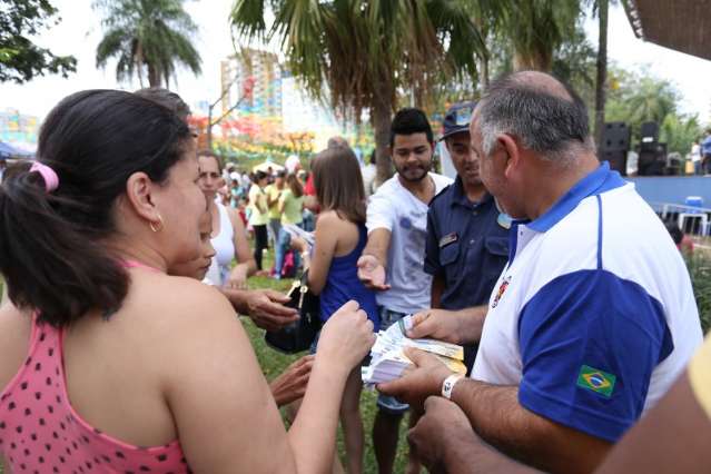 Candidato vai a festa do trabalhador, mas evento foge do tom pol&iacute;tico