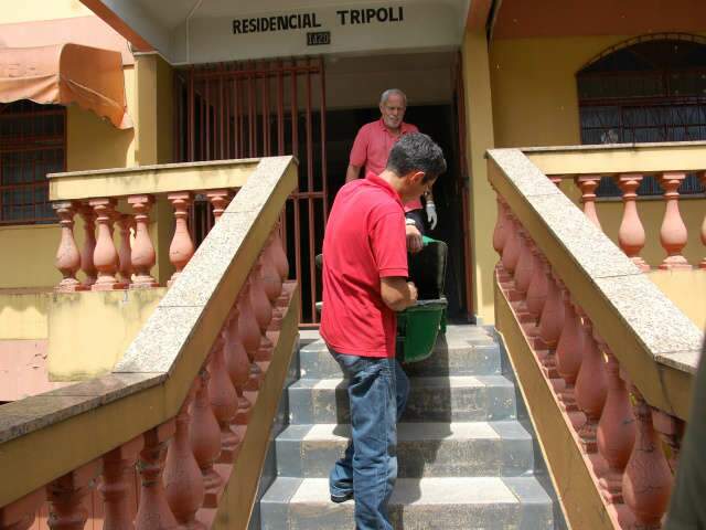  Homem &eacute; achado morto em edif&iacute;cio no centro, com fio amarrado no corpo