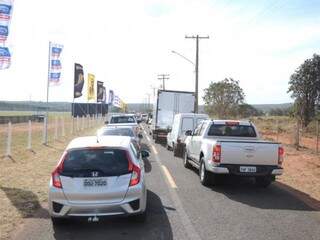 Motoristas esperam mais de 40 minutos para conseguir pegar a rodovia (Foto: Paulo Francis)