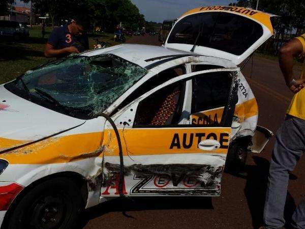 Ve&iacute;culo de autoescola capota ap&oacute;s ser atingido por outro perto do Detran