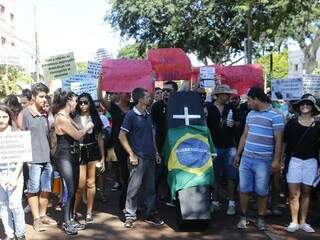 Manifestantes caminham pelas ruas da cidade em passeata (Foto: Helio de Freitas)