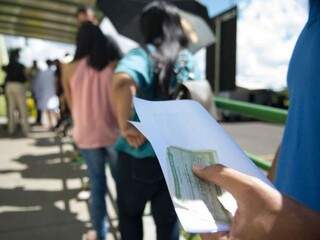 Eleitor com o titulo em mãos. (Foto: Marcelo Camargo/Agência Brasil) 