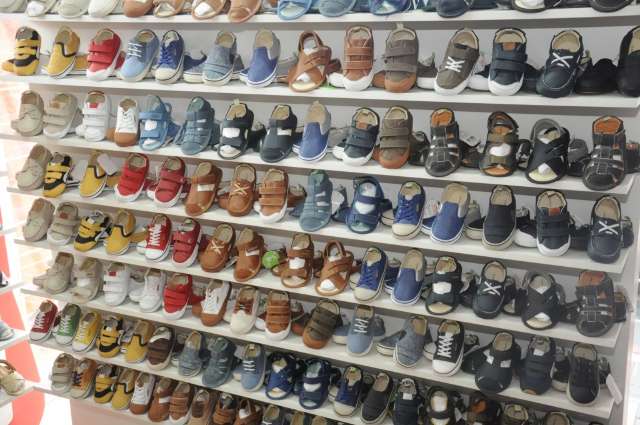 Loja com maior estoque de sapatos infantis abre 1º super bazar do ano