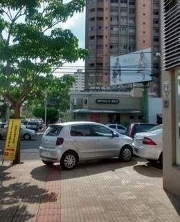 Carro impedia passagem no piso tátil da Rua Dom Aquino. (Foto: Direto das Ruas)