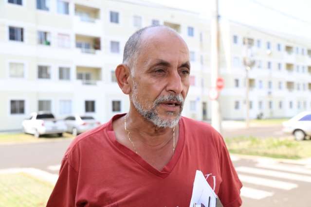 Lixo acumulado nas ruas contribui com prolifera&ccedil;&atilde;o de moscas varejeiras