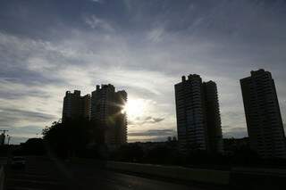 O dia amanheceu com céu entre nuvens, em Campo Grande. (Foto: Gerson Walber) 