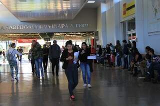 Mulheres caminham na UCDB durante o dia 12, quando foram realizadas as provas (Marina Pacheco)