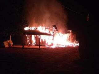 Incêndio destruiu totalmente a casa localizada na MS-157 (Foto: Divulgação/PM)