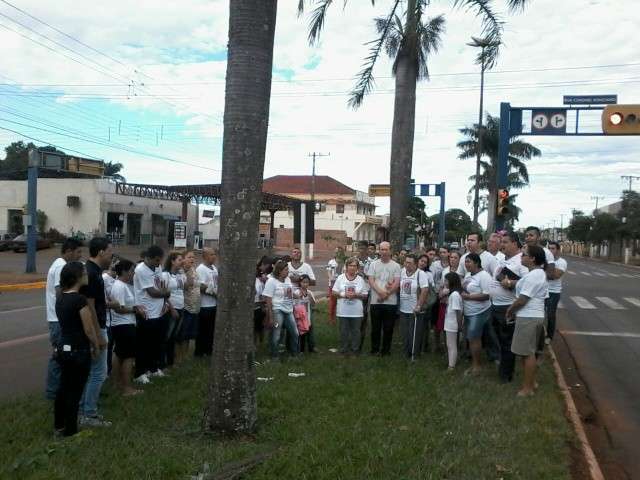 Morte de jovem completa um m&ecirc;s e familiares fazem ato de paz no tr&acirc;nsito