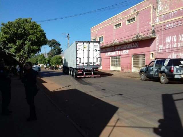 Homem morre e mulher fica ferida em colis&atilde;o entre moto e caminh&atilde;o 