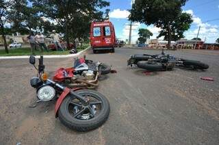 Motos ficaram destruídas após colisão em avenida da Capital. (Foto:Marcelo Calazans)