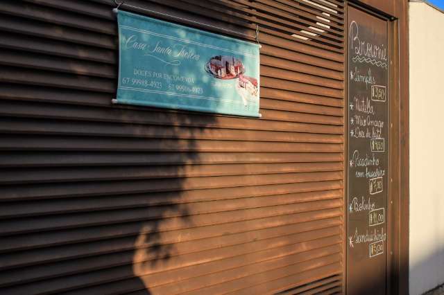 No Autonomista, carioca que veio fugido do Rio vende brownie na porta de casa 