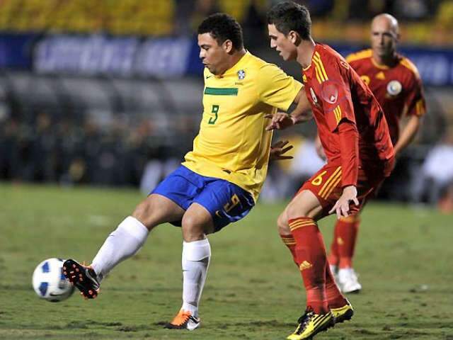  Na despedida, Ronaldo &eacute; reverenciado e perde gols