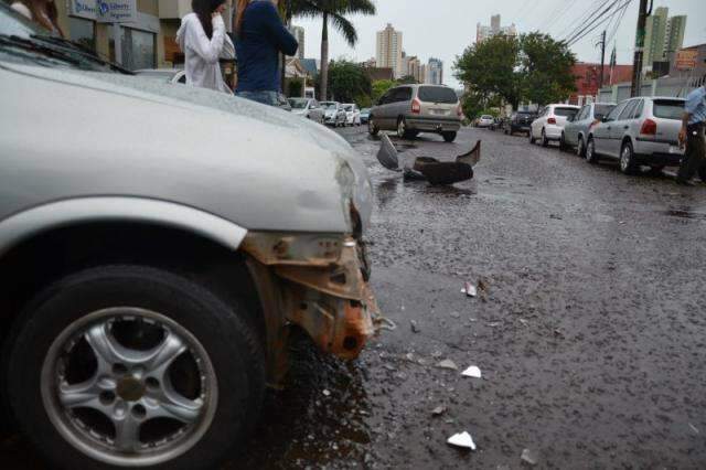 Dois carros se envolvem em acidente de tr&acirc;nsito no Jardim dos Estados