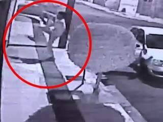 Vídeo mostra os detalhes desde a chegada até a saída do homem que chutou portão durante a madrugada. (Foto: reprodução/vídeo)
