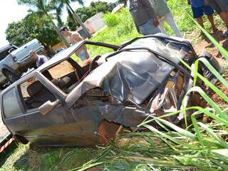 Carro que caiu no córrego ficou com a frente totalmente destruída. (Foto: Pedro Peralta)
